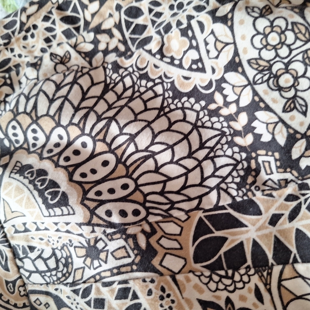 Geoffrey Beene Black and Cream Patterned Fabric - Picture 6 of 12